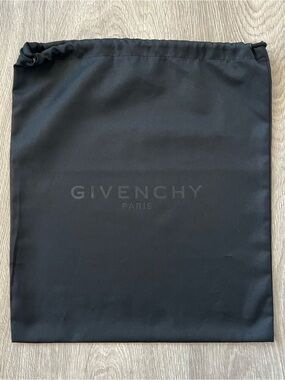 Givenchy dust bag (118)